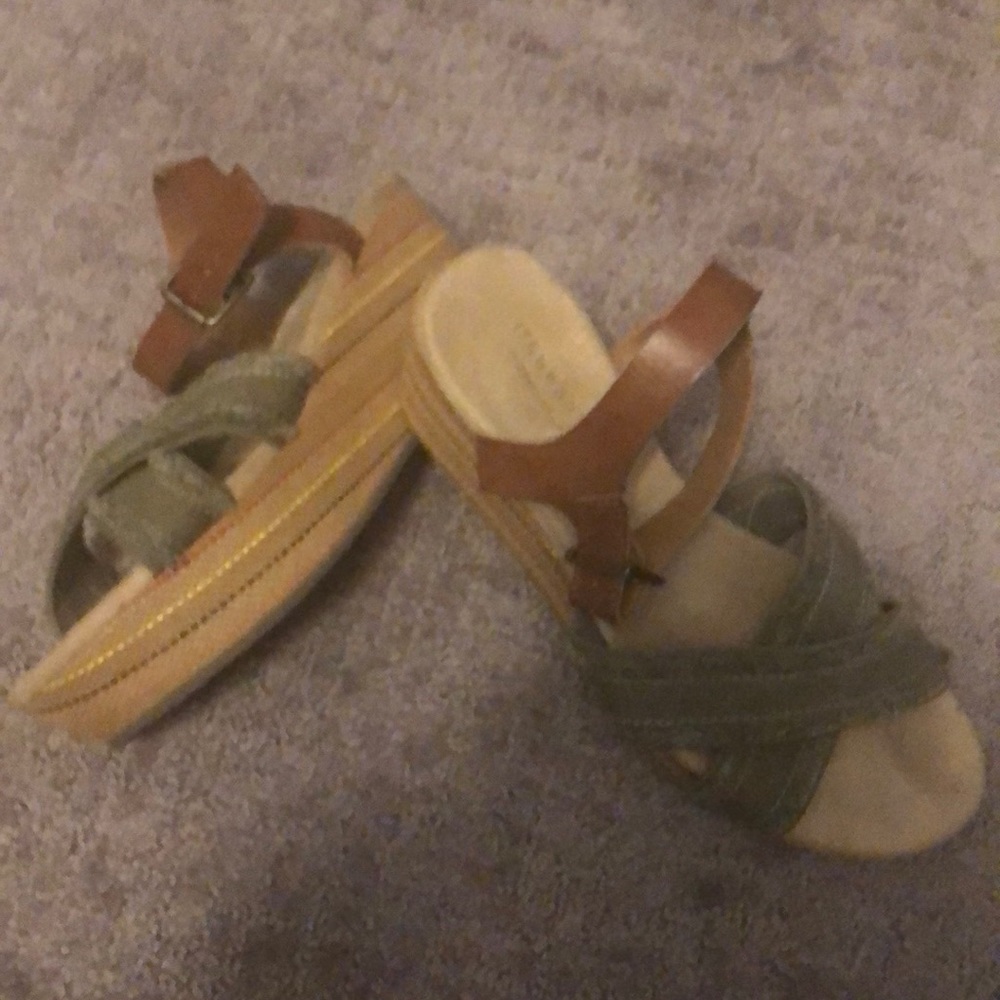 Wedge olive green sandals